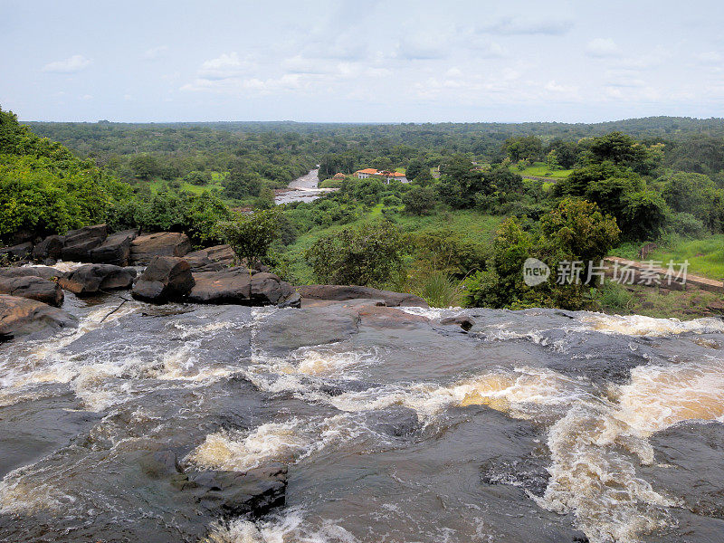 博阿利瀑布在M 'Bari河上-从悬崖顶上看，中非共和国- Les Chutes de Boali